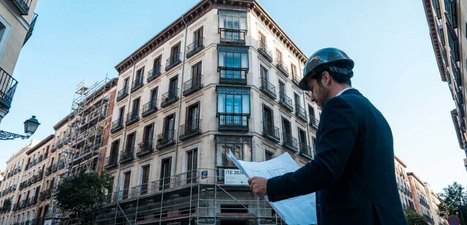 Tecnico realizando una Inspeccion Tecnica de Edificios (ITE) en un edificio antiguo de Madrid - Reotec