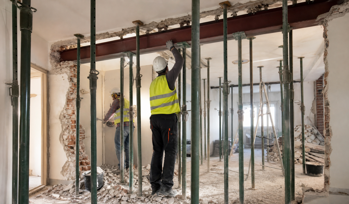 Apeos y apuntalamientos en edificio Madrid – operarios con equipos de seguridad