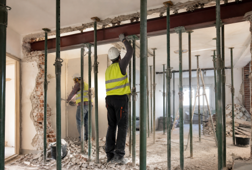 Apeos y apuntalamientos en edificio Madrid – operarios con equipos de seguridad