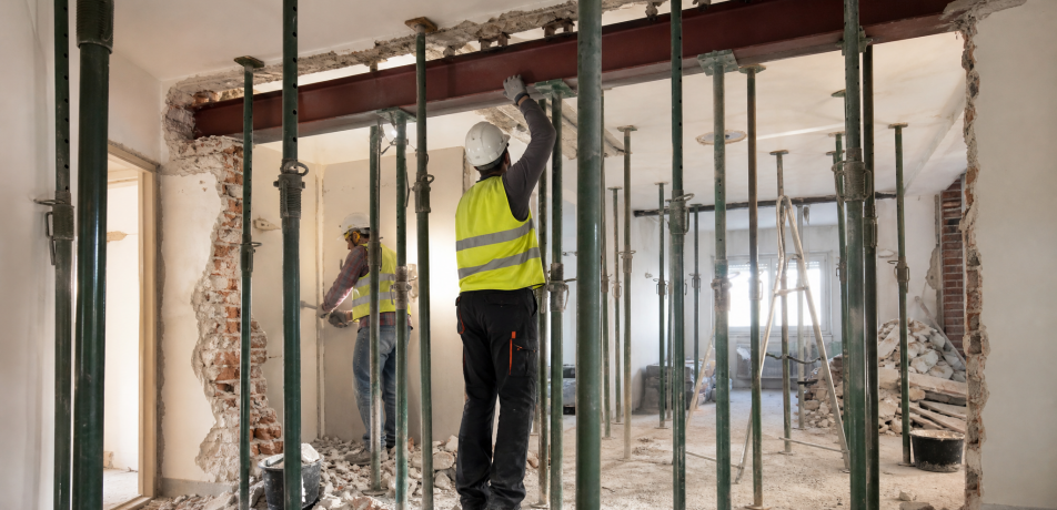 Apeos y apuntalamientos en edificio Madrid – operarios con equipos de seguridad