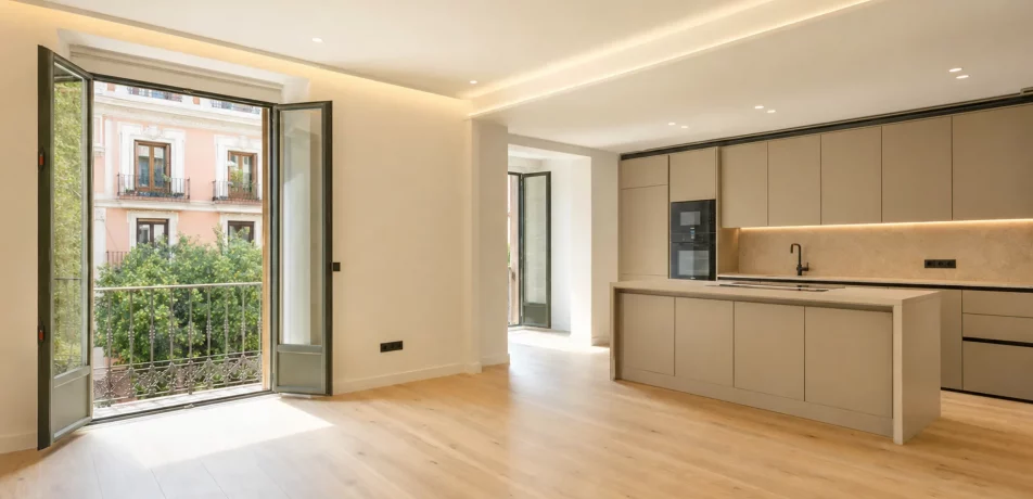 Salón de una vivienda reformada llave en mano en Madrid con acabados de obra terminada
